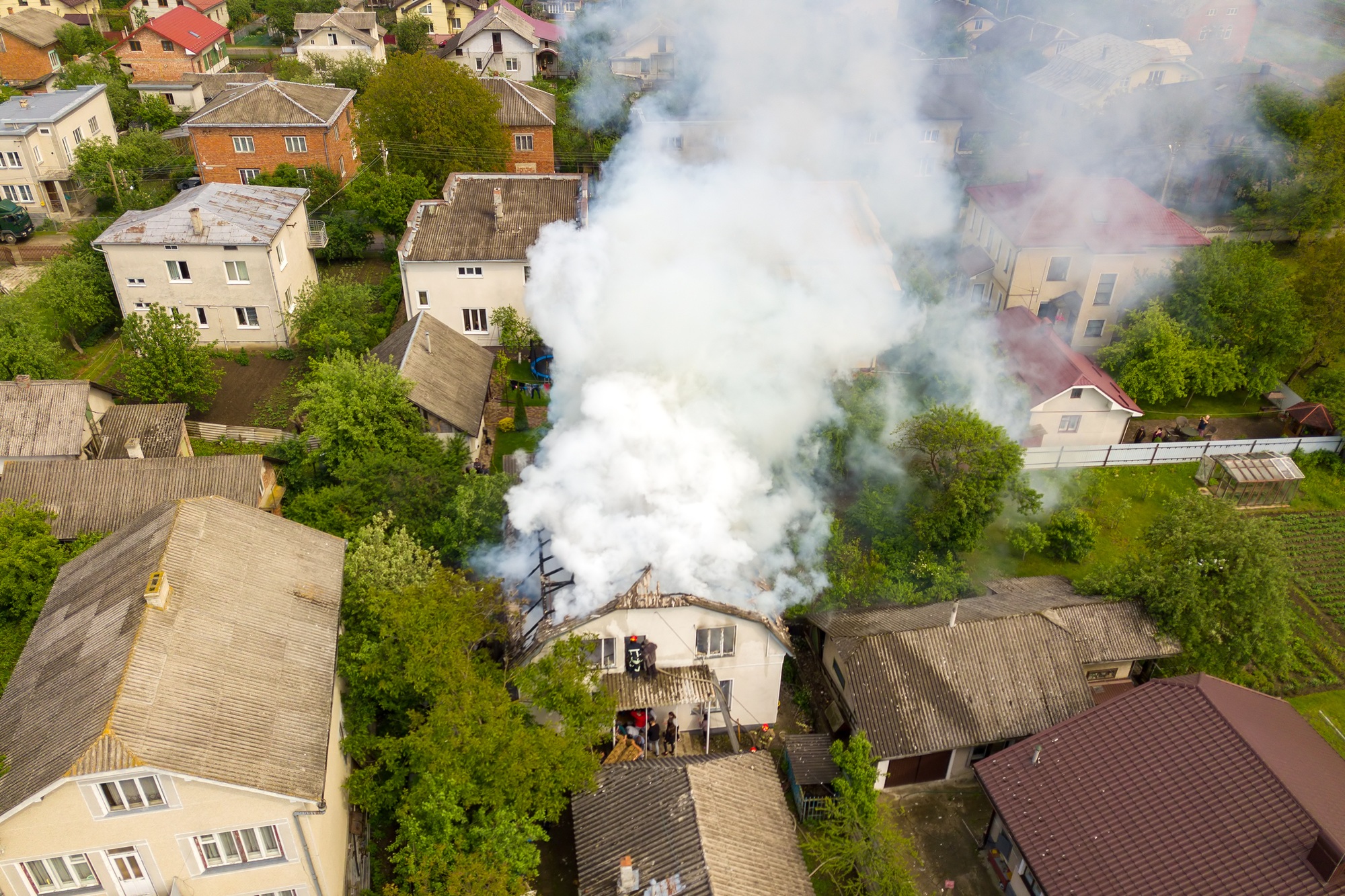 Illustration d'un expert technique en bâtiment examinant des dommages structurels sur un chantier.