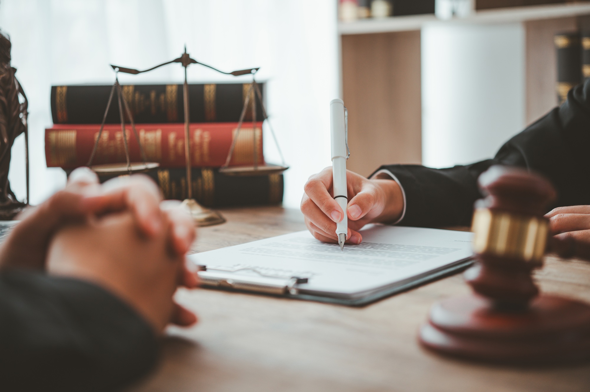 Lawyers or legal experts advise and advise on signing business contracts.